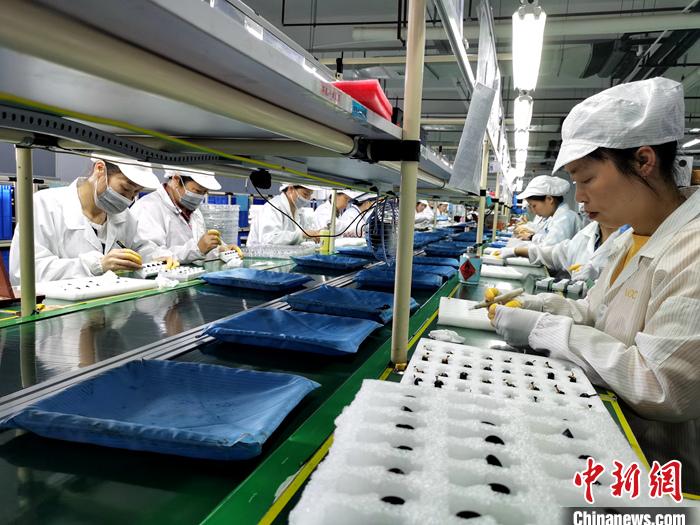 资料图:正在生产耳机的工人。<a target='_blank' href='http://www.chinanews.com/' >中新网</a>记者 李金磊 摄 资料图:正在生产耳机的工人。<a target='_blank' href='http://www.chinanews.com/' >中新网</a>记者 李金磊 摄